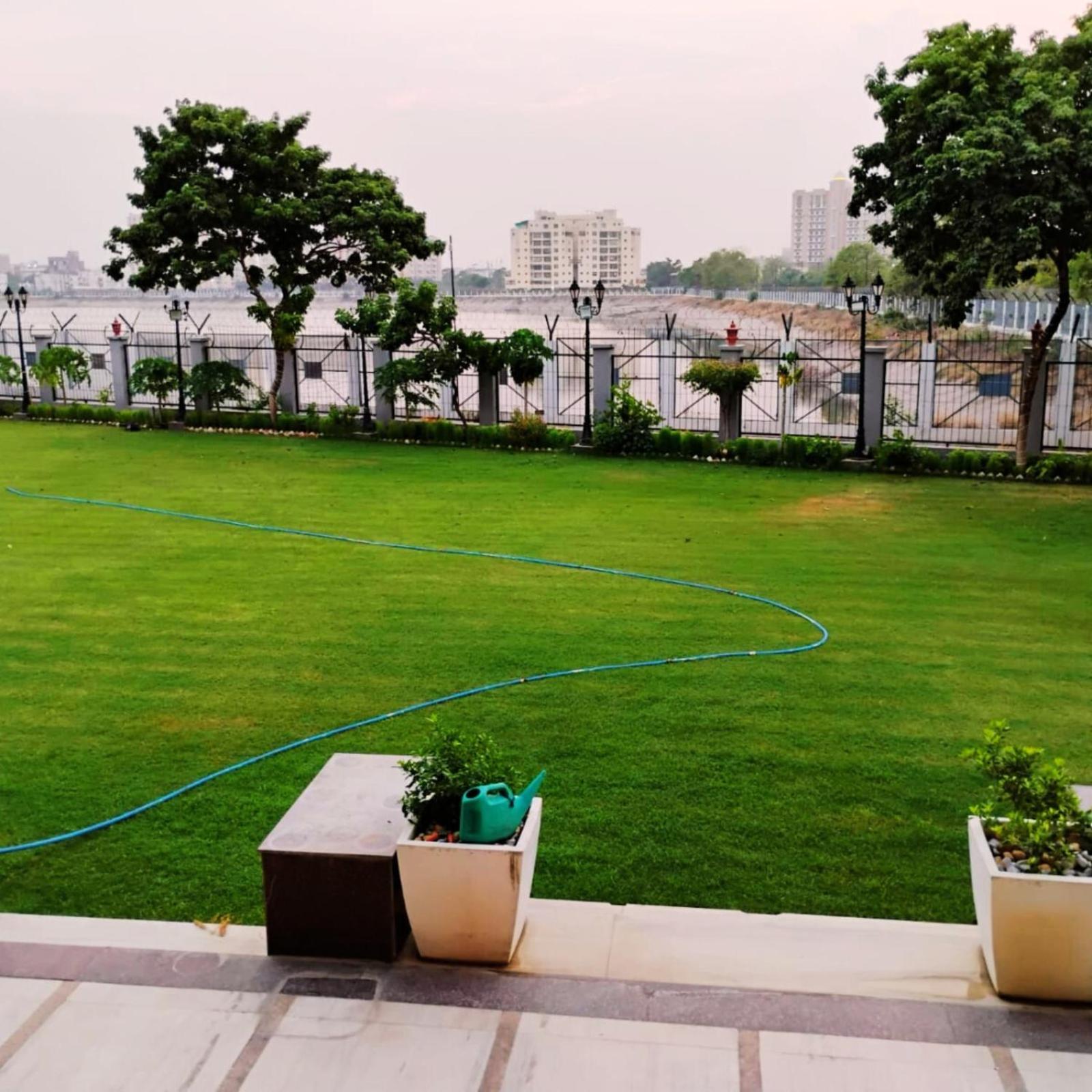 Hotel Lake View Grand Lucknow Dış mekan fotoğraf