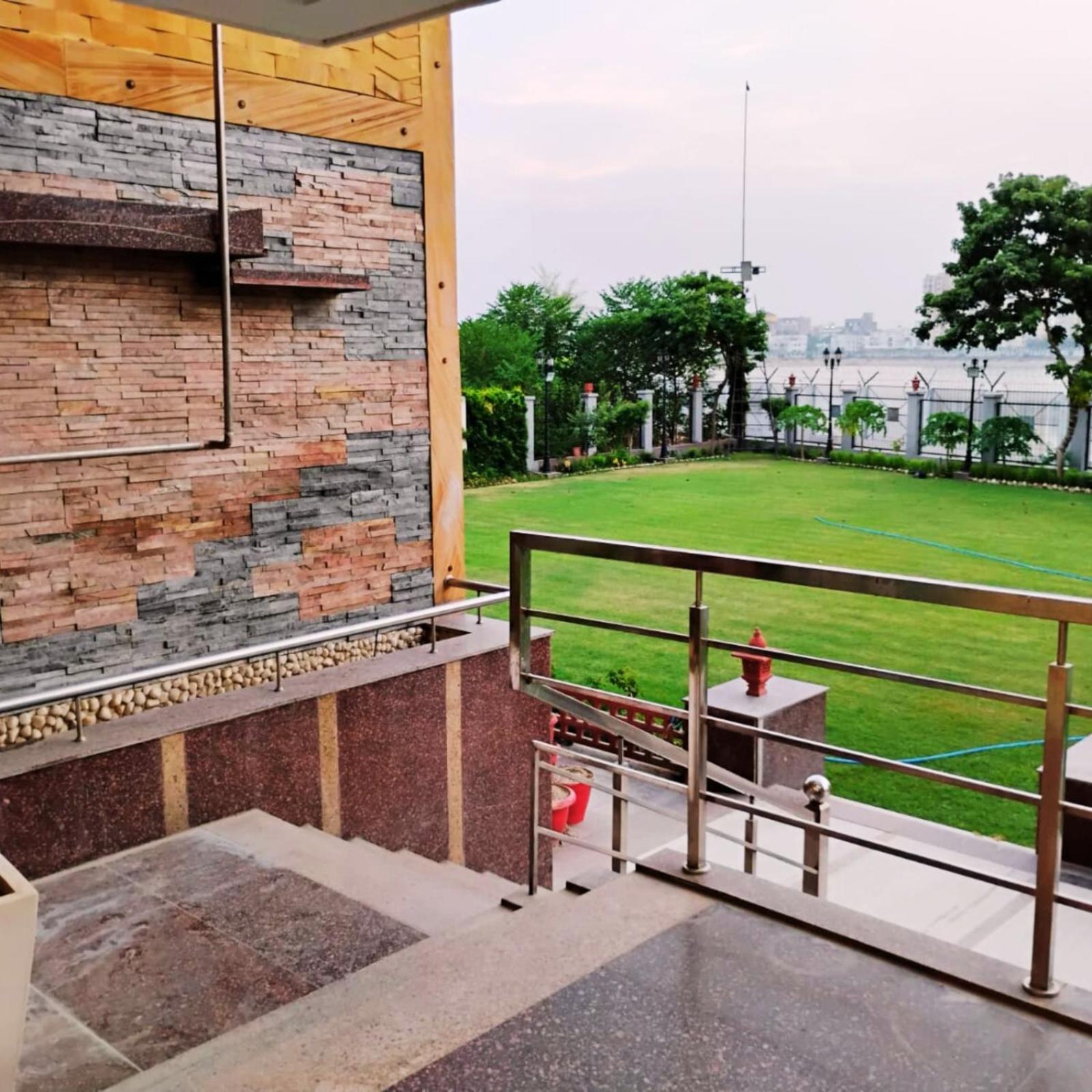 Hotel Lake View Grand Lucknow Dış mekan fotoğraf
